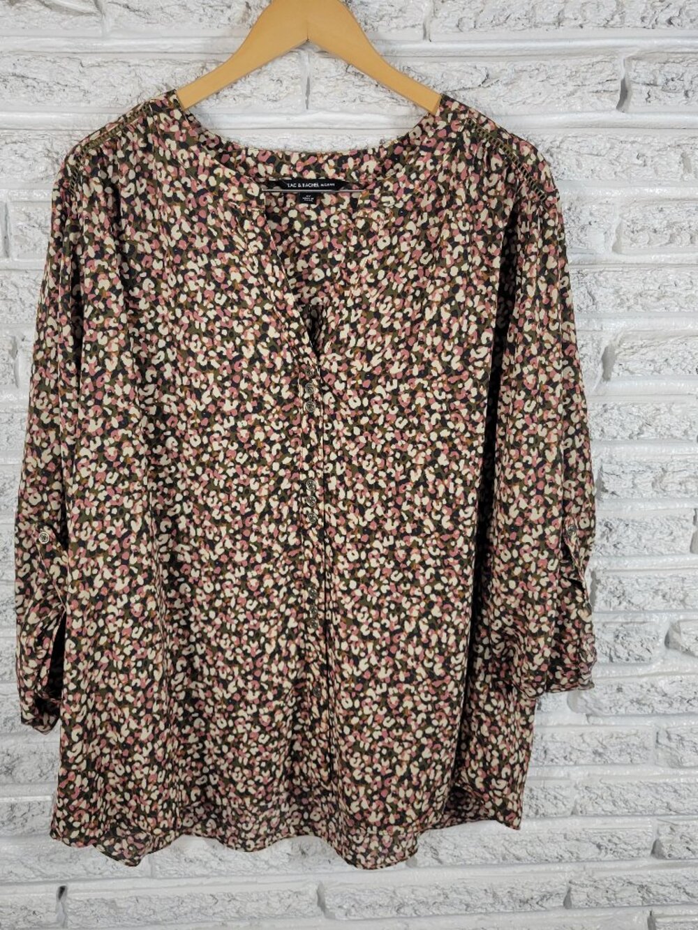 Zac & Rachel Plus 3X Top Womens Blouse V Neck Roll Tab Sleeve Button Up WAT67E